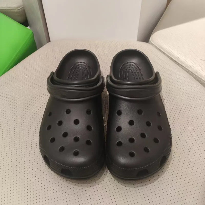 Classic shoes with soft soles, comfortable for both men and women, non slip and breathable outdoor slippers, flat heel slippers
