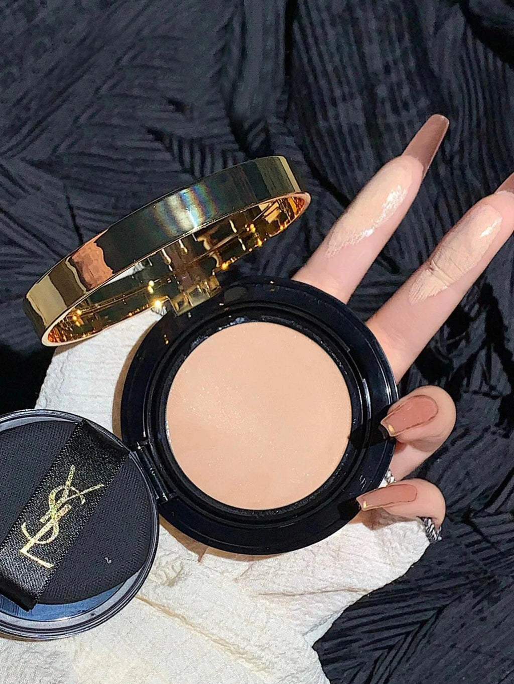 Yves Saint Laurent Le Cushion Encre De Peau-Luminous Matte Cushion Foundation SPF 33/ PA++  All Day Flawless Coverage Shine-Free
