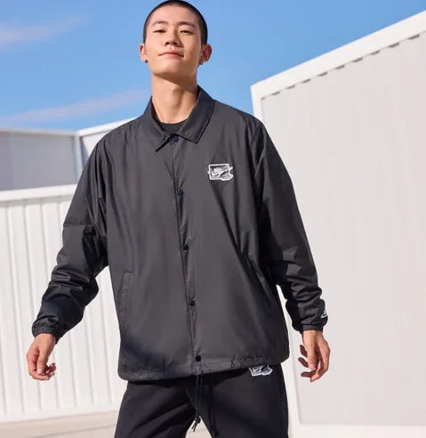 Nike Loose-Fitting Retro Patch Sports Men's Coach Jacket New Lightweight Soft Woven Button Casual Top Simple Lapel Black Versatile Commuter Jacket Trendy Men's Must-Have Fz0801-010